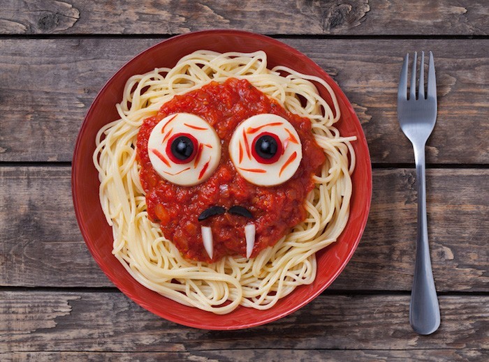 spaghetti zu halloween passend garnieren
