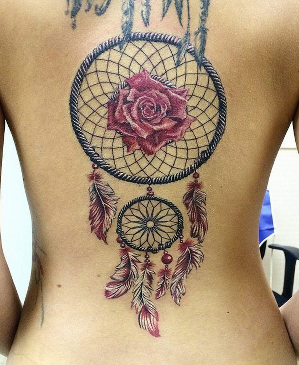 traumfänger mit rose als tattoo idee