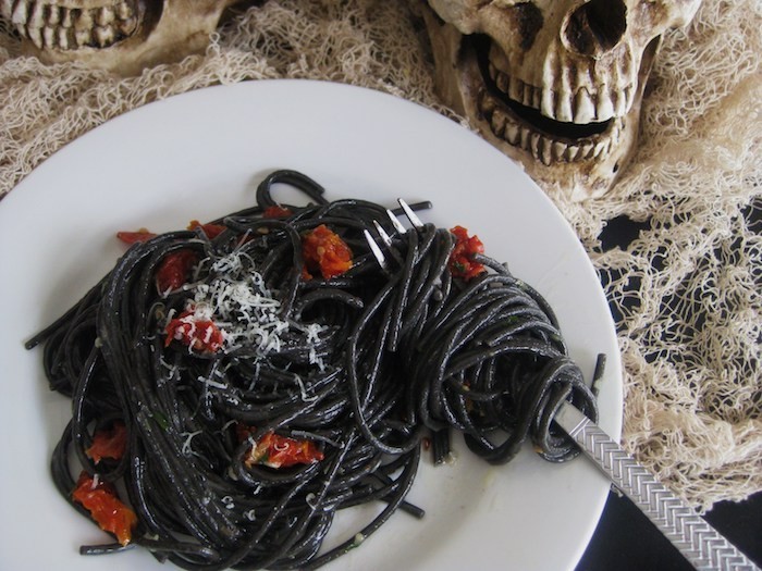vollkorn spaghetti zu halloween zubereiten
