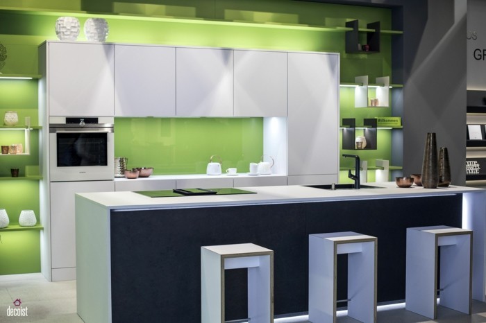 offene küche mit grüner akzentwand modern gestalten