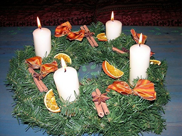 Adventskranz Kerzen tannenbaumzweige Naturmaterialien