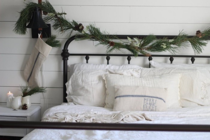Bett mit rustikaler selbstgemachter Weihnachtsdeko