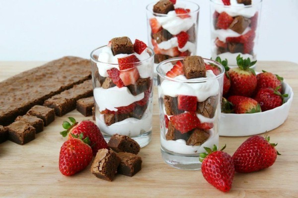 Brownies, weiße Schokolade, Erdbeeren, Nachtisch Rezept