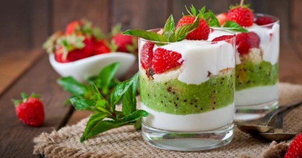 Cremiges Dessert mit Erdbeeren und Kiwi