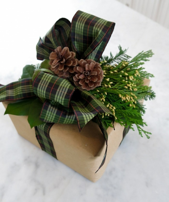 Die Eiweiß rustikale Geschenkverpackung mit Eicheln