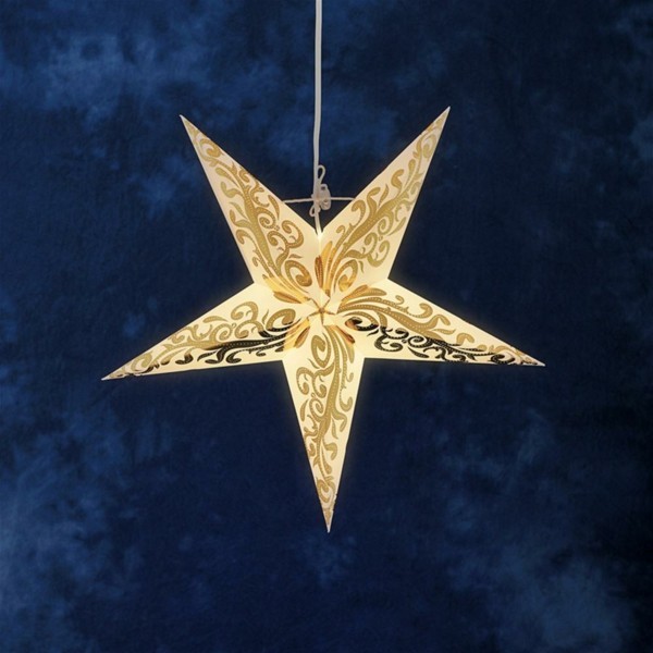 Goldener selbstgebastelter Stern vor einem blauen Hintergrund