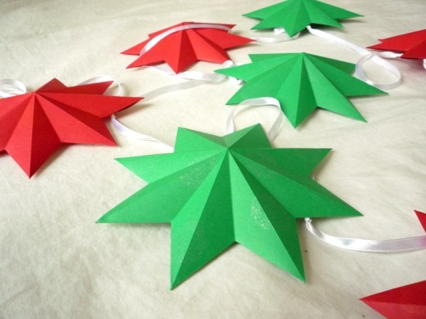 Ideen zum Basteln von Weihnachtssternen in Rot und Grün