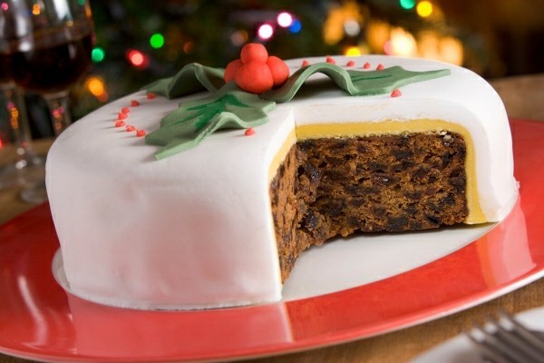 Professionell ausschauende weihnachtliche Torte mit passender Dekoration