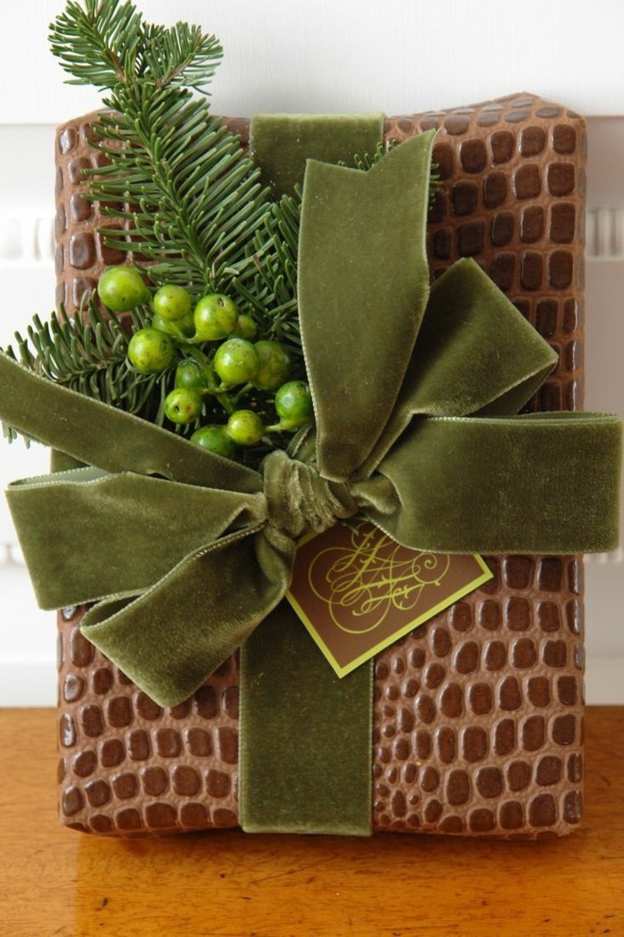 Rustikale Geschenkverpackung mit grünen Zweigen