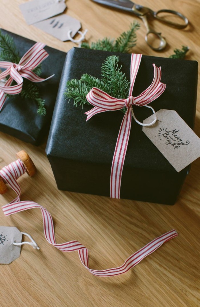 Schwarze Geschenkverpackung mit grünem Zweig