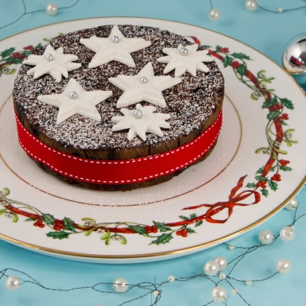 Schwarzer weihnachtlicher Kuchen mit weißen Sternen
