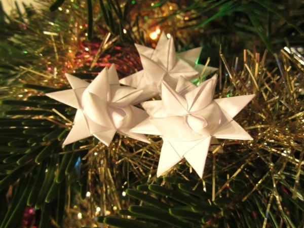 Strahlende Sterne für den Weihnachtsbaum basteln