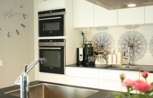 küchendeko stilvolle accessoires küchenrückwand rustikaler stil eine moderne wanduhr