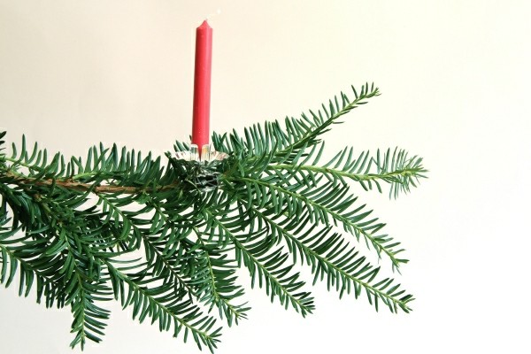 rote kerze einfacher weihnachtsbaum kerzenhalter