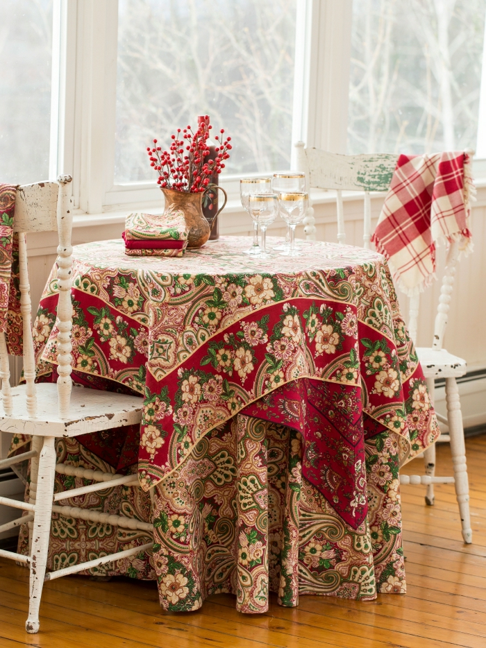 rustikale tischdecke in weihnachtlichen farben