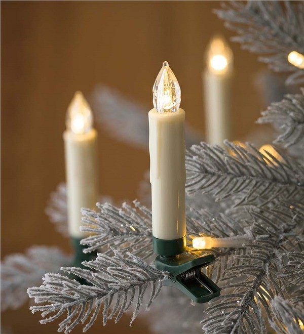 silberne Kerzenlichthalter für Weihnachten
