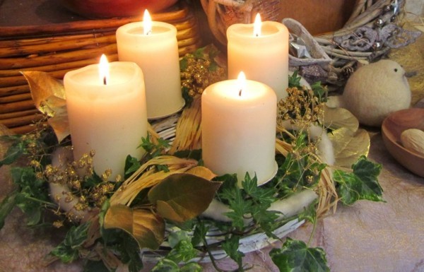 Idee Adventskranz selber basteln vier Kerzen