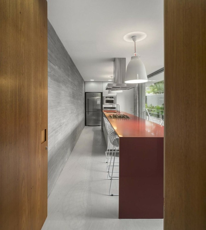 Küchentheke und Holz moderne Innengestaltung