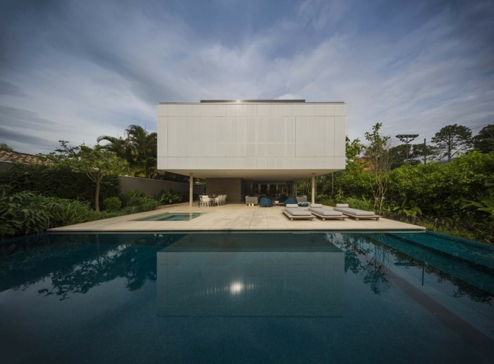 Schwimmbad und moderne Fassadengestaltung Brasilien