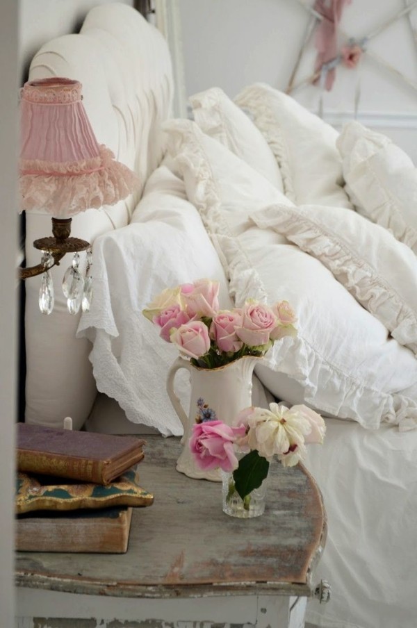 Shabby Chic Möbel vase neben dem Bett