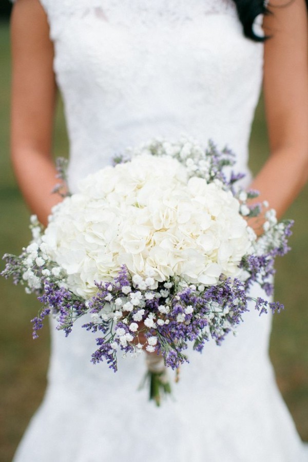 Weißer Hochzeitsstrauß mit lila Blumen Idee