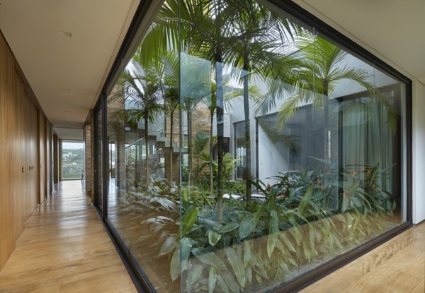 glaswände moderne häuser innenarchitektur