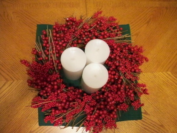 roter Adventskranz modern weiße Kerzen