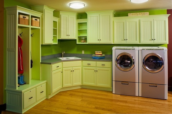 möbel in aktueller grüner farbe für die waschküche