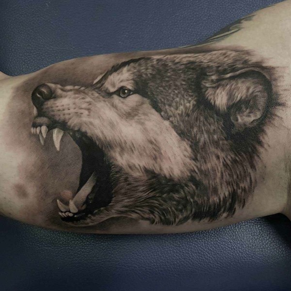 tattoos mit bedeutung wolf tattoo arm