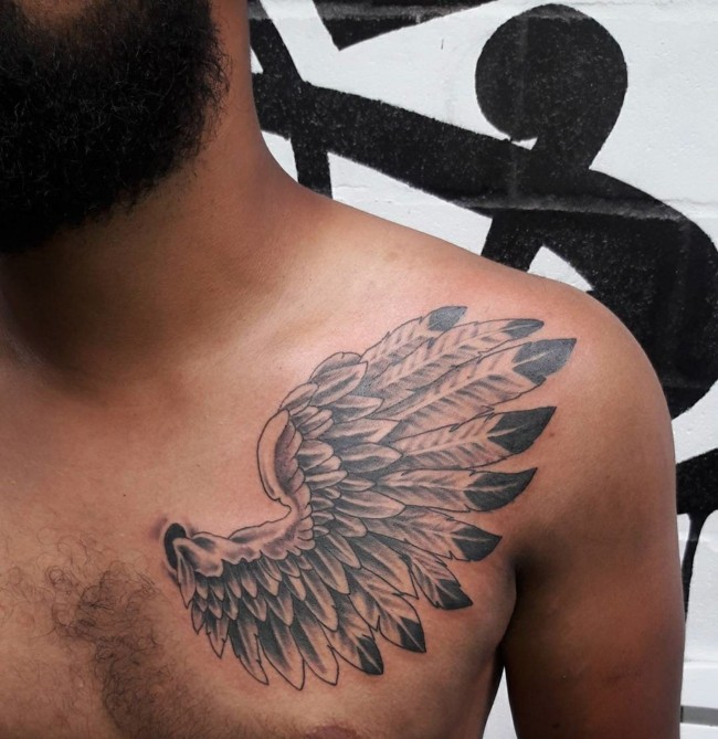 Flügel tattoo brust ideen