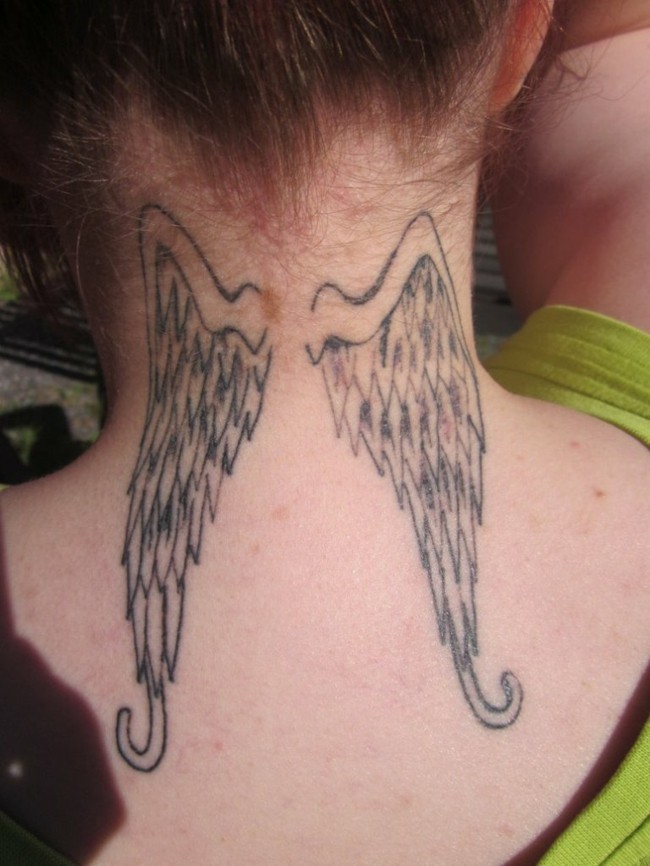 Flügel tattoo hals Tattoo feder vögel