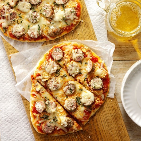 gegrillte wurste basilikum pizzabelag ideen pizza belegen