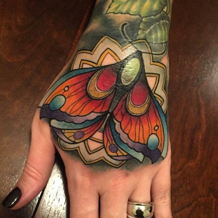 hand tattoo schmetterling tattoo