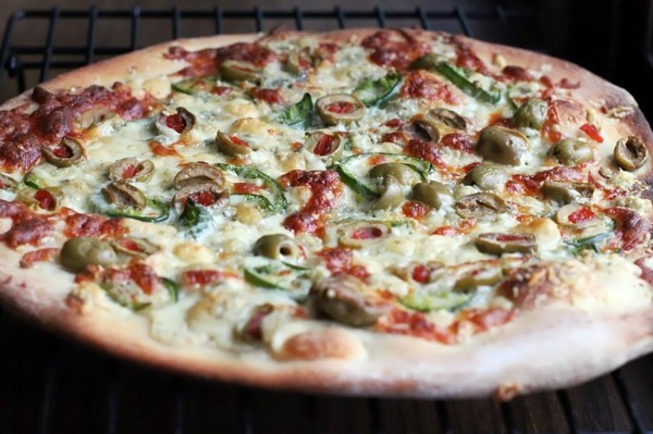 oliven blaue schimmelkäse pizza rezept pizzabelag ideen