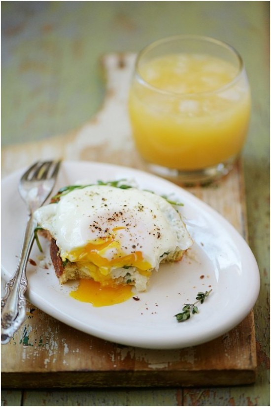 frühstücksideen saft und eierfrühstück