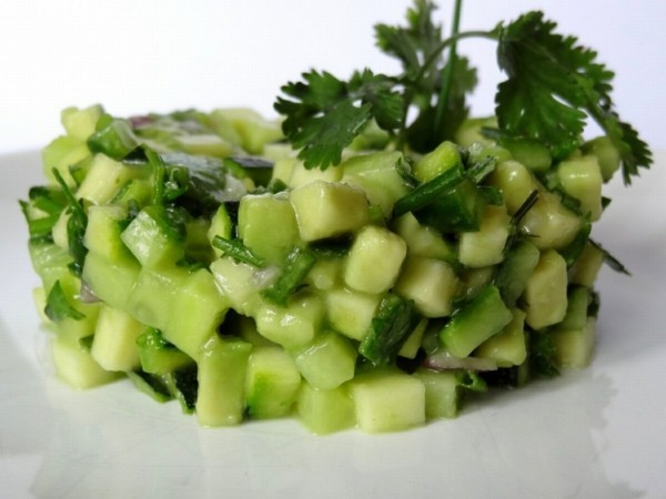 salat avokado grüne gewürze gesunde lebensmittel