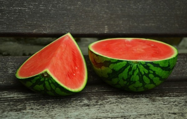gesunde lebensmittel zwei stücke wassermelone