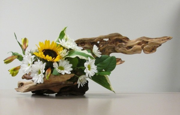 flower arrangement using driftwood Beautiful Driftwood Flower Arranging 101