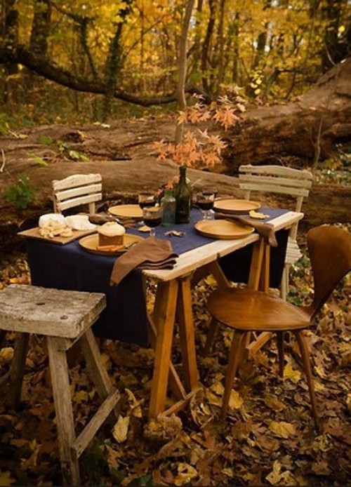 Alter Tisch und Stühle aus Holz Wald Herbst