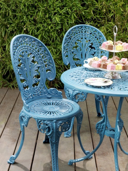 Blaue Stühle und Tisch aus Aluminium Herbstgarten