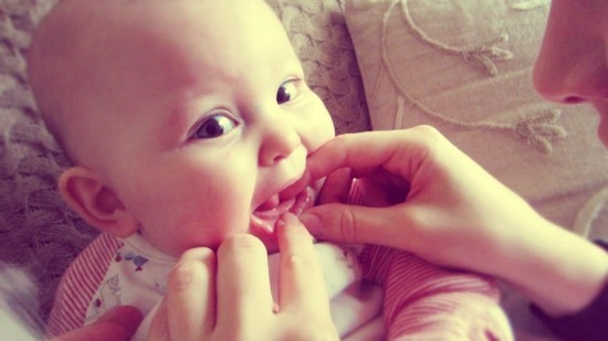 baby zahnen symptome baby erster zahn zahnen baby was hilft