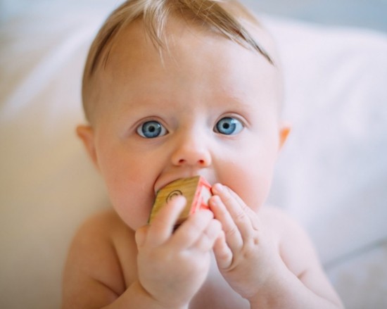 holzspielzeug baby erster zahn babay zahnen symptome