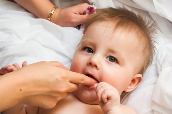 zahnungsgel baby erster zahn zahnen baby was hilft