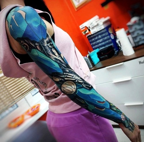 Biomechanik Tattoo weiblich arm