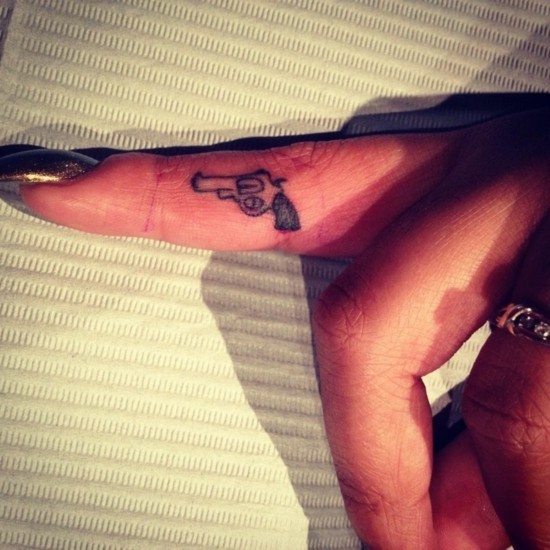 cooles tattoo am finger