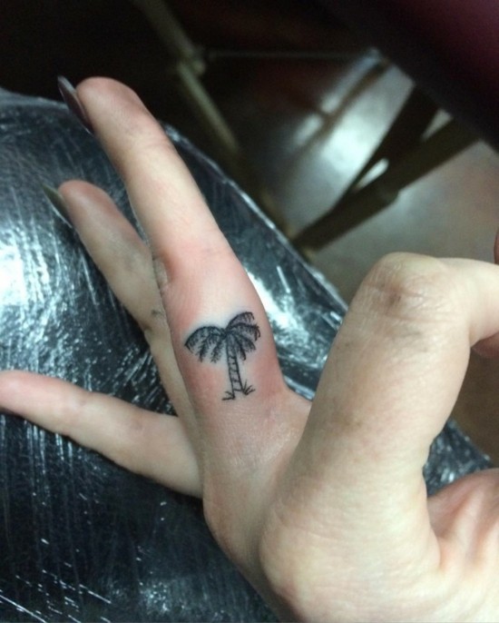 formen figuren tattoo am finger
