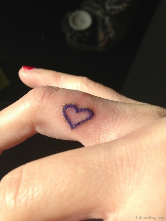 herz tattoo am finger