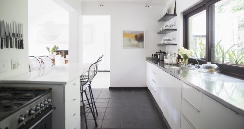 kücheneinrichtung metallic und weiß