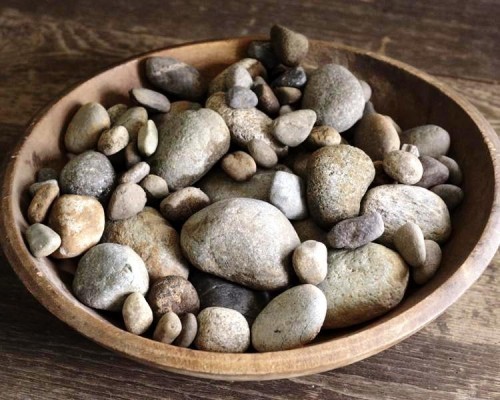 Adventskranz selber basteln aus bemalten Steinen und Kieseln vorbereitung