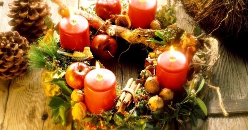 Adventskranz selber basteln mit äpfeln und nüssen
